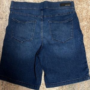 New! Women’s DKNY pull on Bermuda denim shorts Small